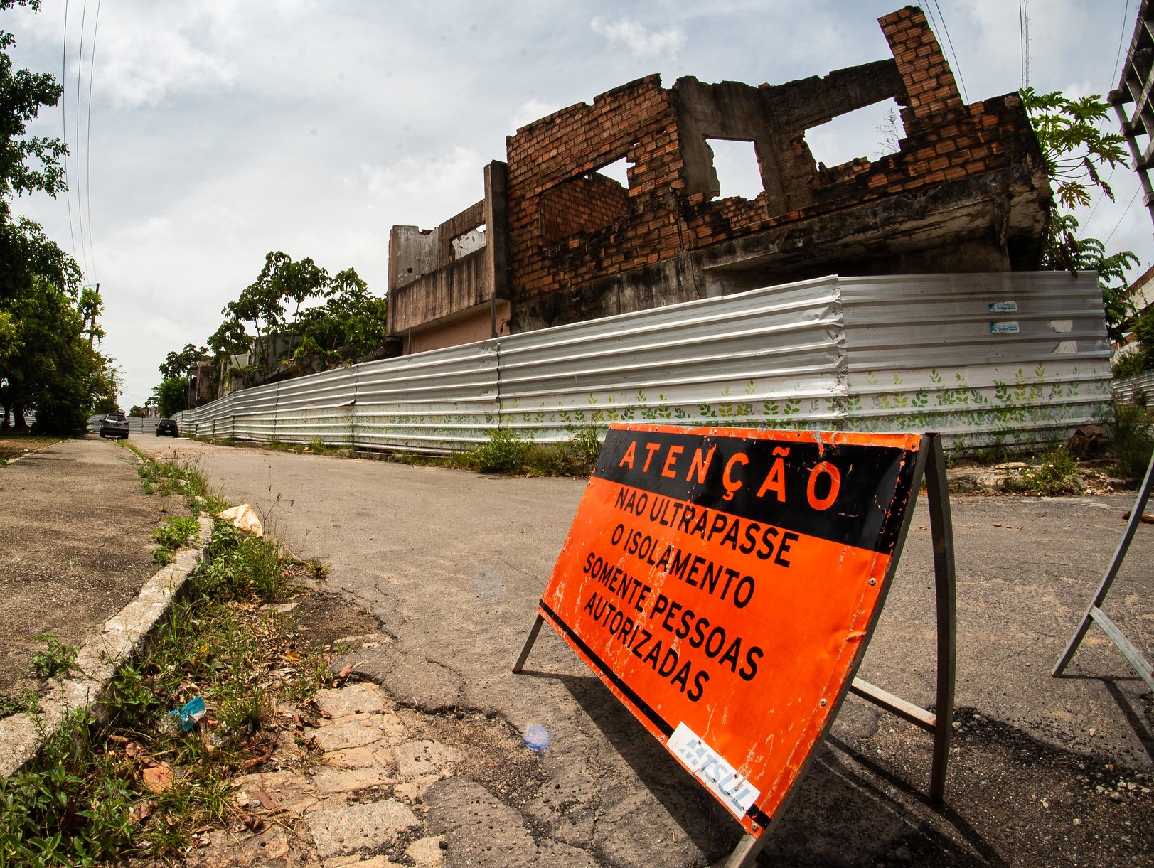 Placa alerta para área interditada: vida difícil para vizinhos de bairros afundados pela Braskem (Foto: Inês Campelo / MZ Conteúdo)