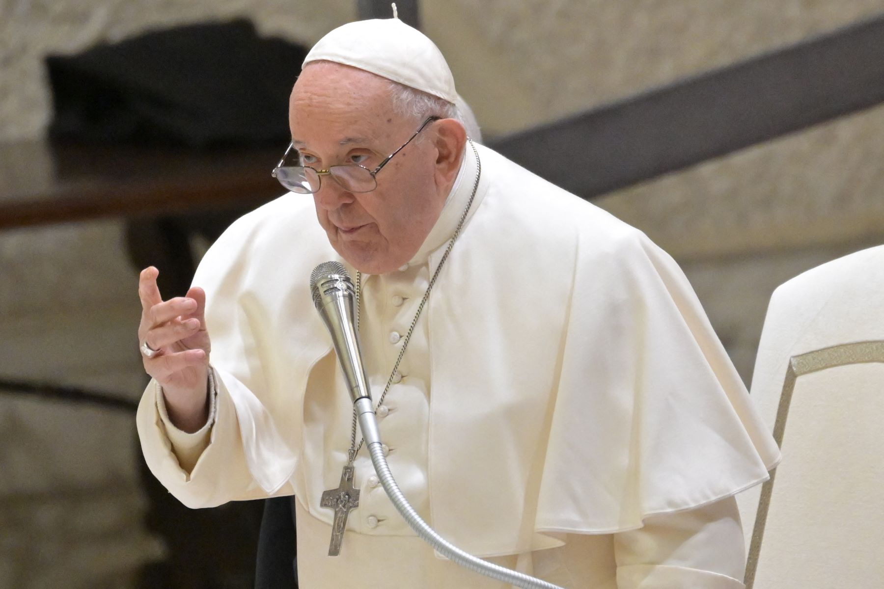 O Papa Francisco em audiência no Vaticano: teólogo católico vê gesto histórico em bênção a casais LGBTQIA+ (Foto: Andreas Solaro / AFP - 16/12/2023)