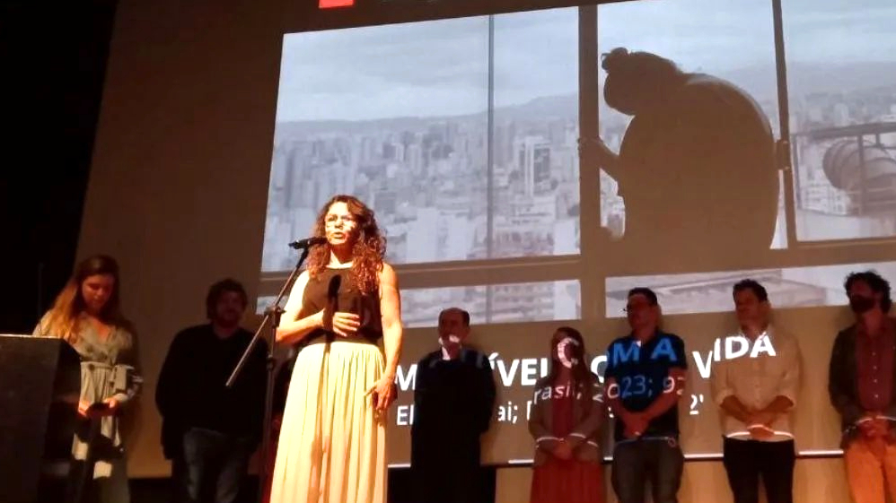 Eliza Capai na apresentação de Incompatível com a Vida: experiência pessoal e depoimentos de mulheres que passaram por situações semelhantes (Foto: Divulgação)