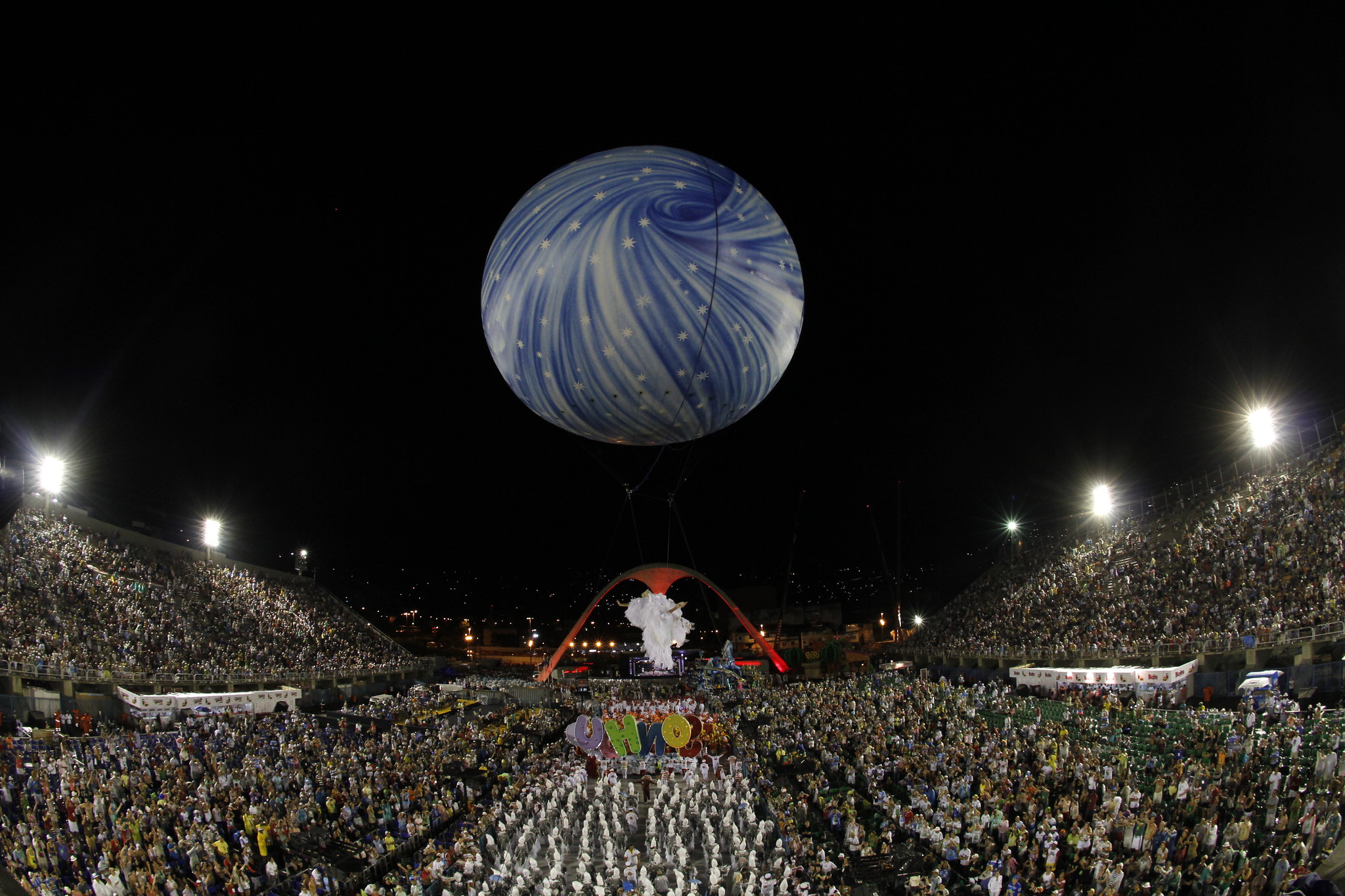 A Porto da Pedra, a caminho da Apoteose, para o fim do desfile de 2011: a praça, concebida para a evolução dos passistas, foi eliminada dos desfiles mas seguiu como palco de shows e outros eventos (Foto: Nelson Perez / Riotur / 07/03/2011)