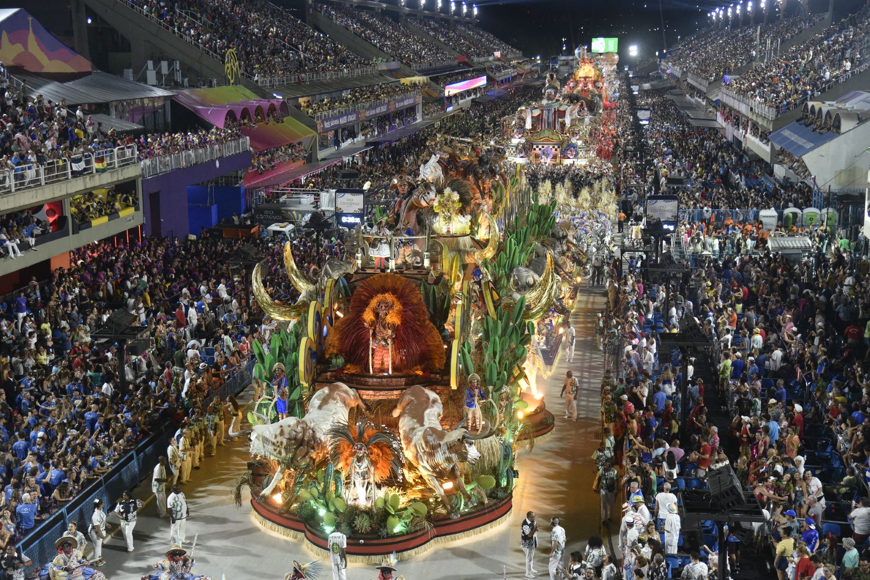 A Imperatriz, campeã do Carnaval 2023, desfila na Passarela do Samba: obra enfrentou críticas ferozes mas consagrou o palco permanente das escolas de samba (Foto: Ismar Ingber / Riotur - 21/02/2023)