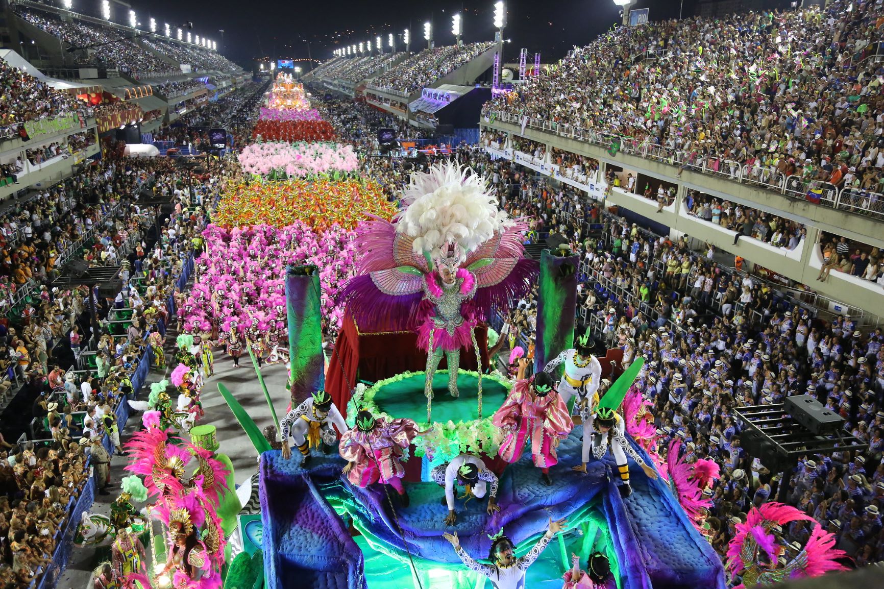 Desfile da Mangueira nos 30 anos da Passarela já com arquibancadas dos dois lados: mudanças e adaptações em quatro décadas (Foto: Marco Antônio Cavalcante / Riotur / 03/03/2014)