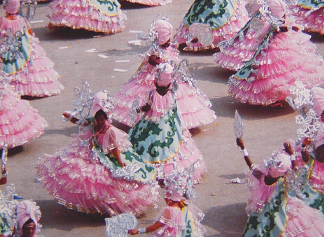 Baianas da Mangueira no desfile de 1984: primeiro ano da Passarela ficou marcado pela volta da escola pela pista após completar o desfile na Apoteose (Foto: Reprodução / Facebook / Mangueira)