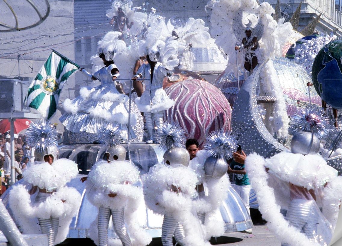 Alegoria da Mocidade Independente, campeã de 1985, atravessa a Passarela sob sol do meio-dia: Sambódromo da Marquês de Sapucaí foi consagrado pelo público (Foto: Reprodução / Facebook / Mocidade Independente)