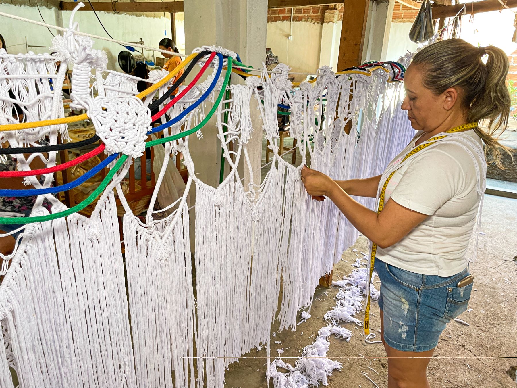 Artesã de Tacaratu prepara as Varandas da Paz para servir de adereço para a escultura gigante do Galo: tradição e inspiração indígena (Foto: Arthur Martins / Divulgação)
