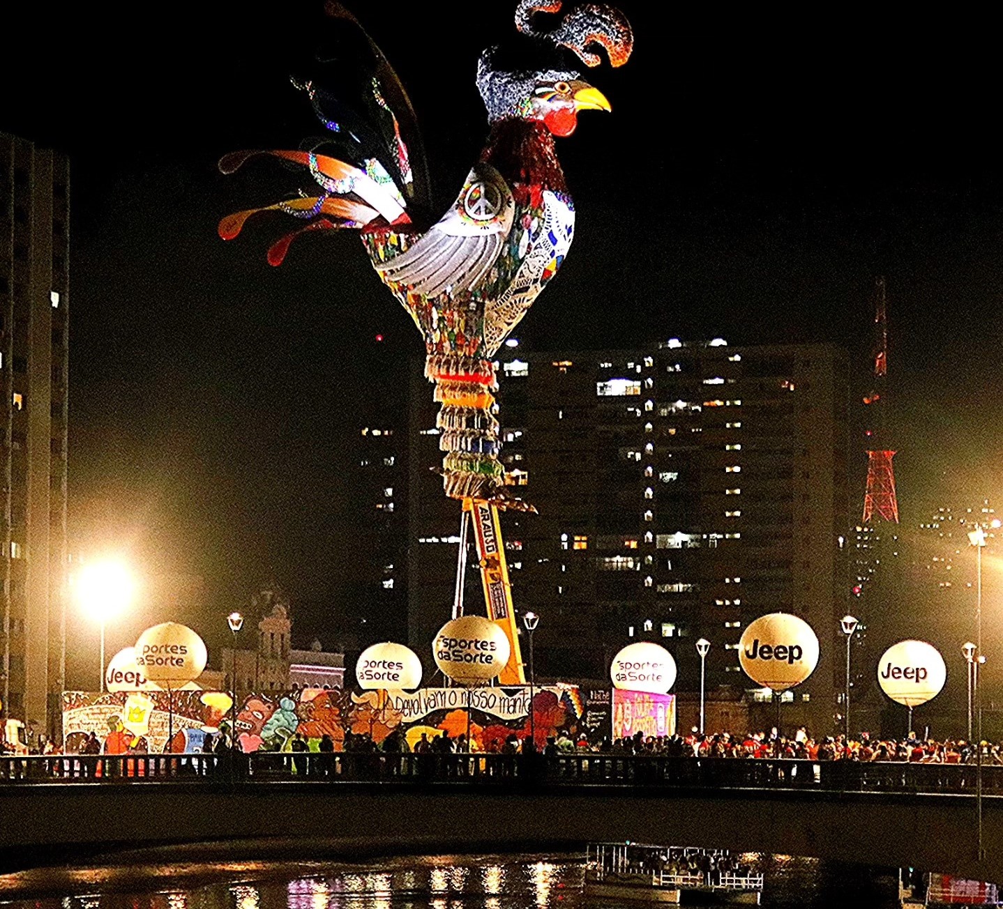 Galo da Paz é erguido na Ponte Duarte Coelho, no Recife: escultura de 28 metros de altura, com pés adornados por trabalho artesanal inspirado em indígenas, marca desfile do do Galo da Madrugada, que terá 30 trios elétricos e dezenas de artistas (Foto: Galo da Madrugada - 07/02/2024)