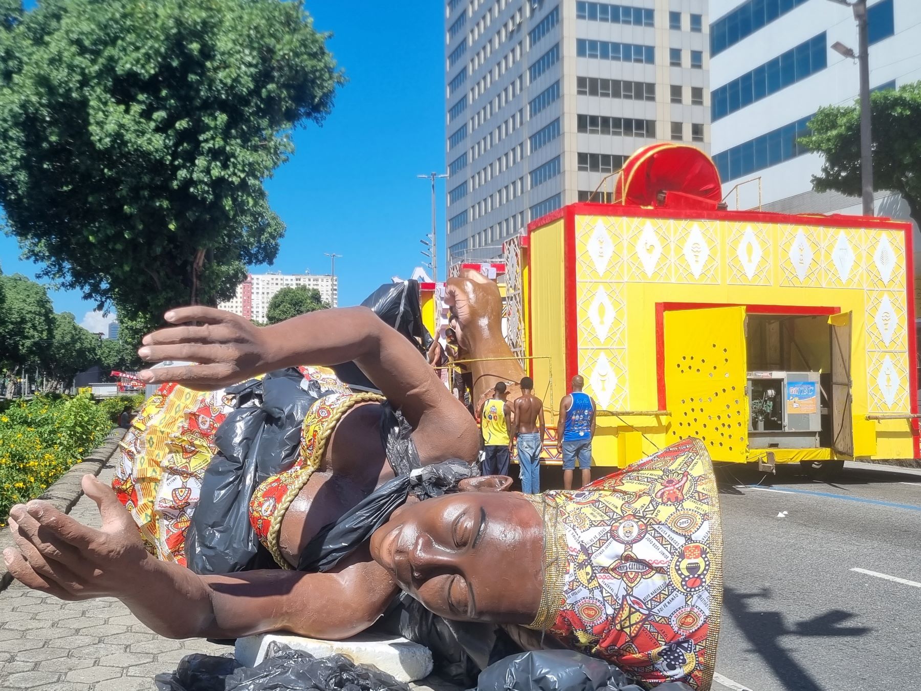 Montagem de carro alegórico da União do Parque Acari sete horas antes do desfile: maratona de trabalho sob sol de 35 graus para preparar escola de samba (Foto: Oscar Valporto)