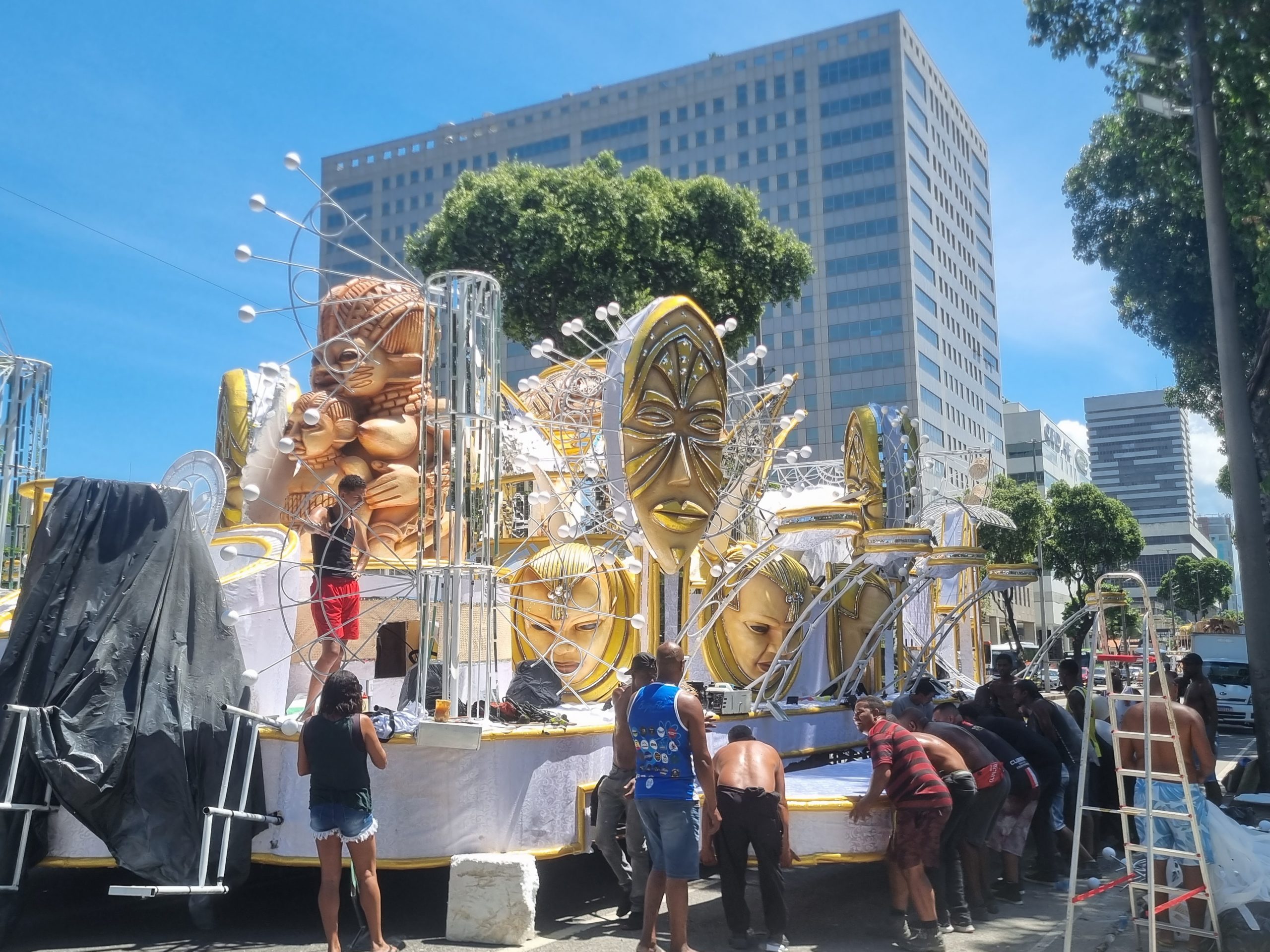 Trabalhadores na montagem da alegoria da União do Parque Acari: 300 pessoas na maratona final no asfalto quente da Presidente Vargas: enredo em homenagem aos 50 anos do Ilê Aiyê (Foto; Oscar Valporto)