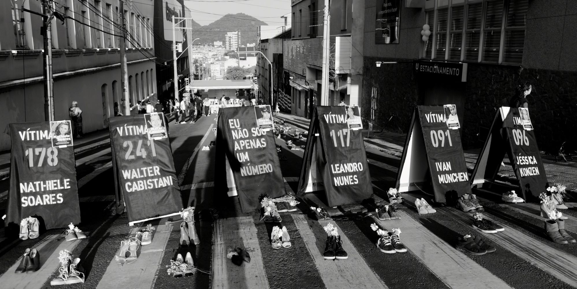 Manifestação em memória das vítimas do incêndio na Kiss com nomes e sapatos: familiares protestam contra morosidade e impunidade (Foto: Dartanhan Baldez - 27/01/2024)