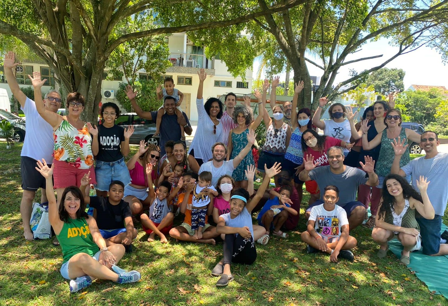 Pais, filhos e responsáveis pelo Quintal de Ana: grupo de apoio para adoção (Foto: Quintal de Ana / Facebook)