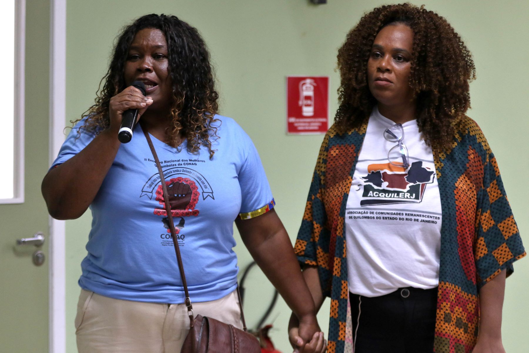 Rejane Maria, do Quilombo Maria Joaquina (ao microfone) com Lucimara Muniz. do Quilombo de Custodópolis em seminário no Rio: denúncia de violência e ameaças contra as comunidades quilombolas (Foto: Tânia Rego / Agência Brasil)
