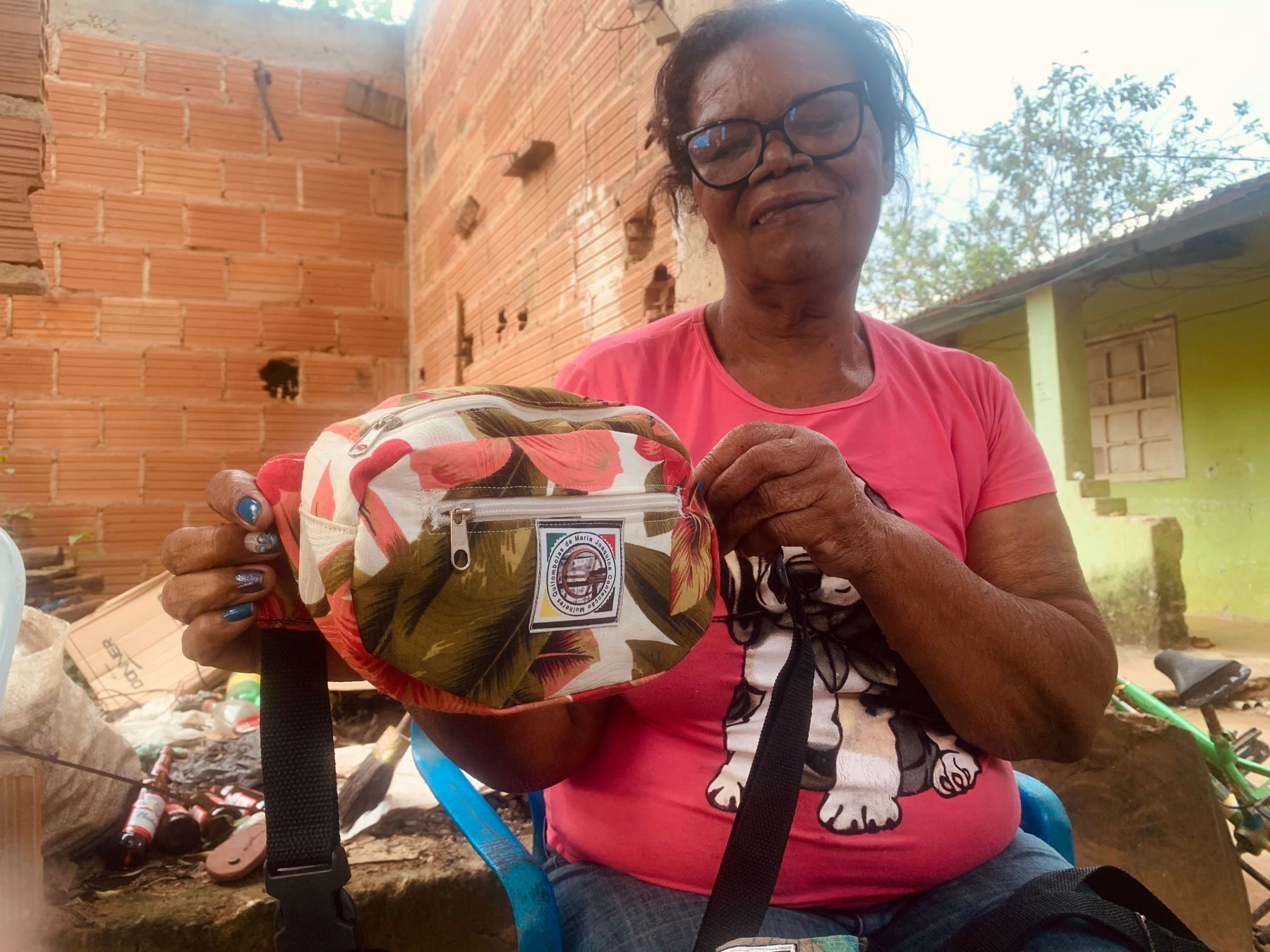 Dona Landina, artesã, no ateliê do Quilombo Maria Joaquina, em Cabo Frio: "O nosso direito é violado a todo tempo" (Foto: Giulia Navarro)