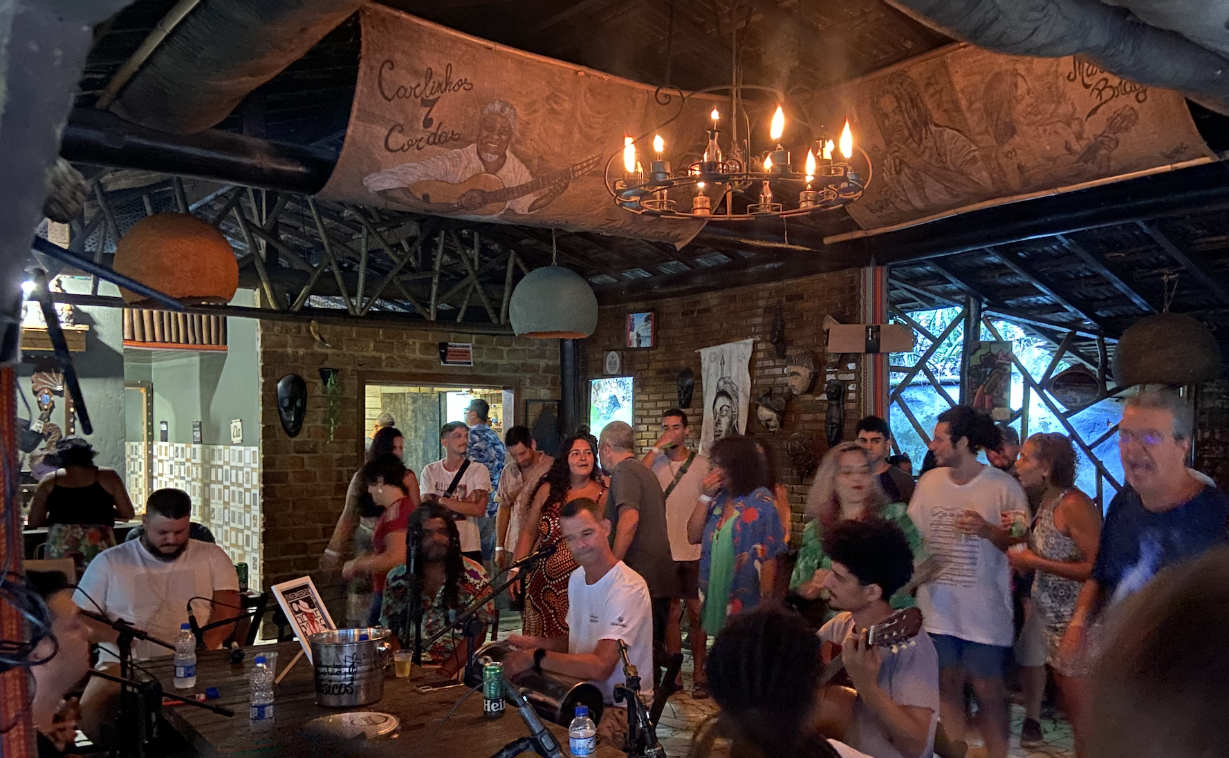 Roda de samba no Quilombo do Grotâo: atrativo para visitantes e motivo de reclamação dos órgãos ambientais (Foto: Beatriz Riscado)