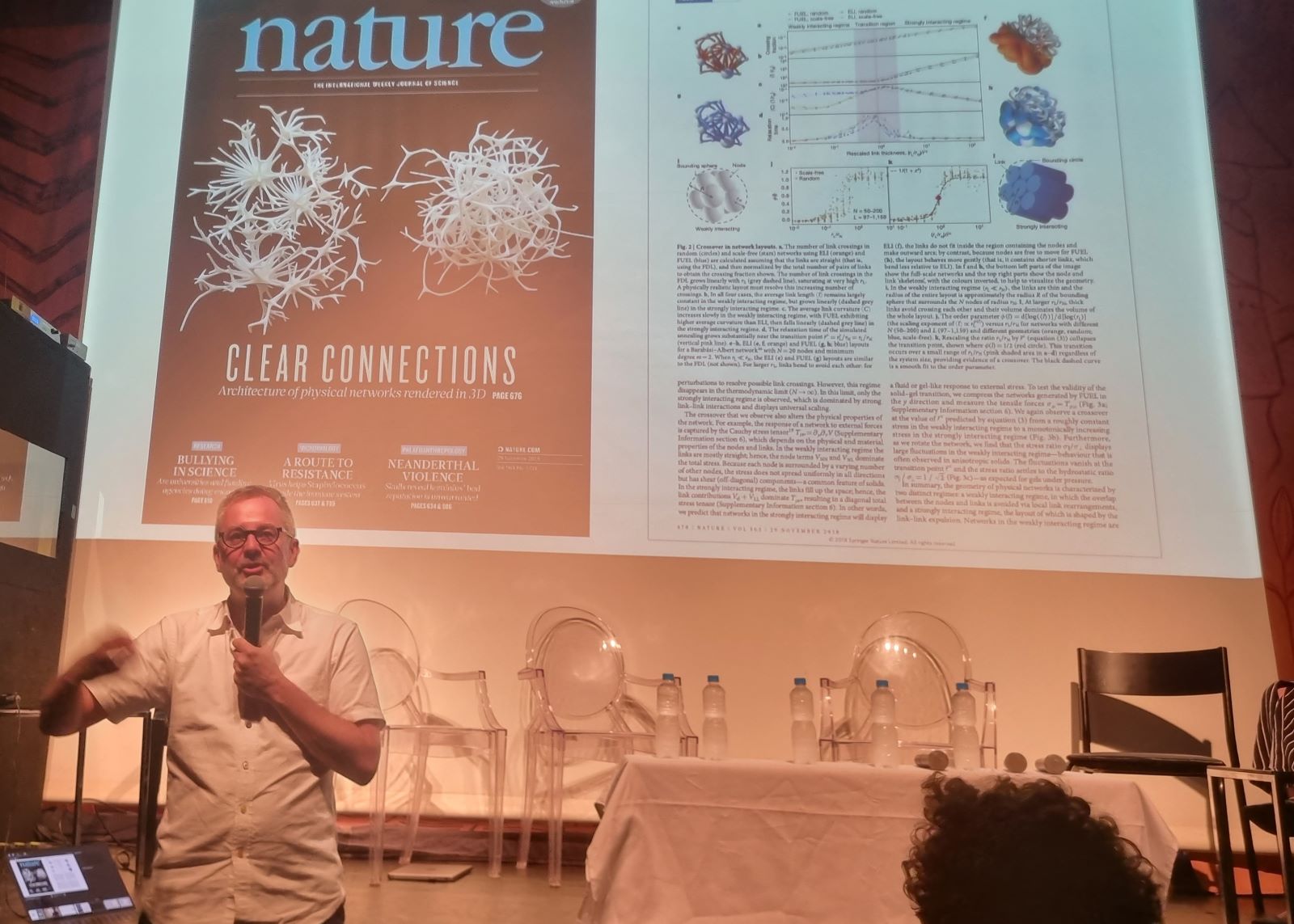 O cientista/artista húngaro Albert-László Barabási durante seminário sobre arte baseada em dados no Rio: "um grande desafio para a ciência sempre foi conseguir que o público compreendesse os dados e a visualização dos dados facilita a compreensão" (Foto: Oscar Valporto)