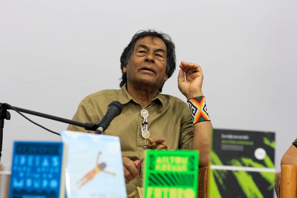 Krenak com seus livros na Casa de Las Américas: "A língua brasileira, o português do Brasil, é muito criativa. Ela tem uma capacidade multicelular de produzir sentidos"