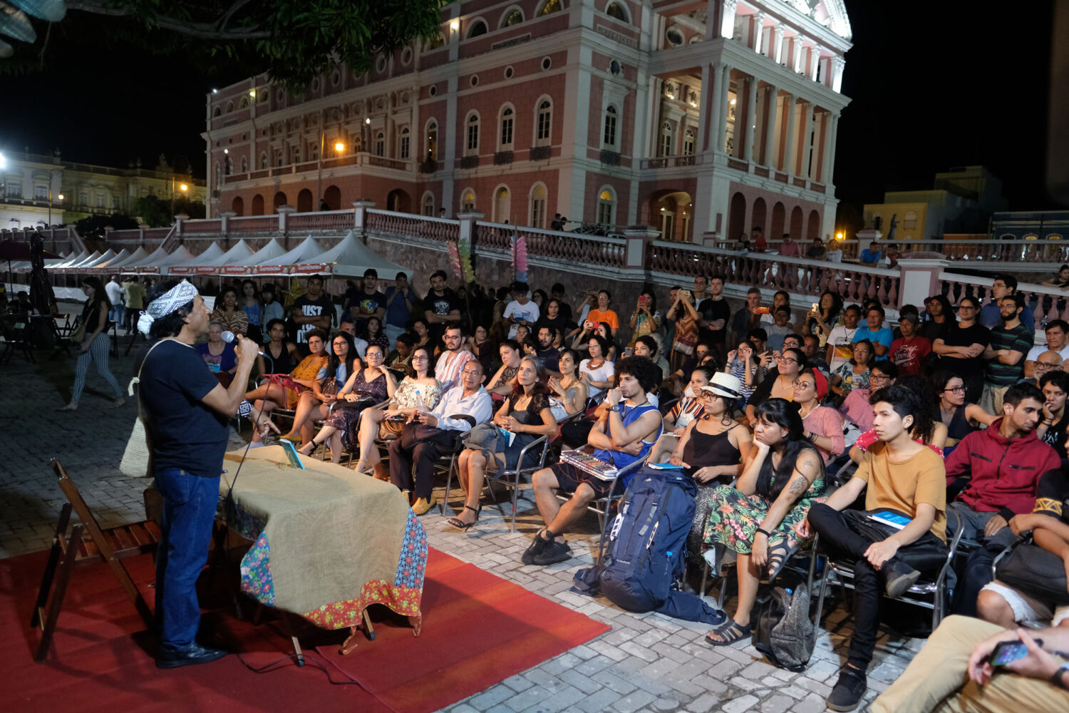 Aílton Krenak no lançamento de livro em Manaus: criação de plataforma de plataforma de línguas indígenas, acessível para jovens e pessoas com interesse em línguas nativas (Foto: Alberto César de Almeida / Amazônia Real)