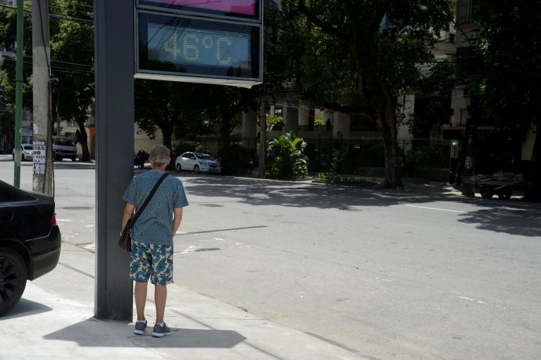 Carioca busca sombra no verão do Rio: ondas de calor ameaçam saúde mas faltam medidas de proteção nas cidades (Foto: Tomaz Silva / Agência Brasil - 27/01/2022)