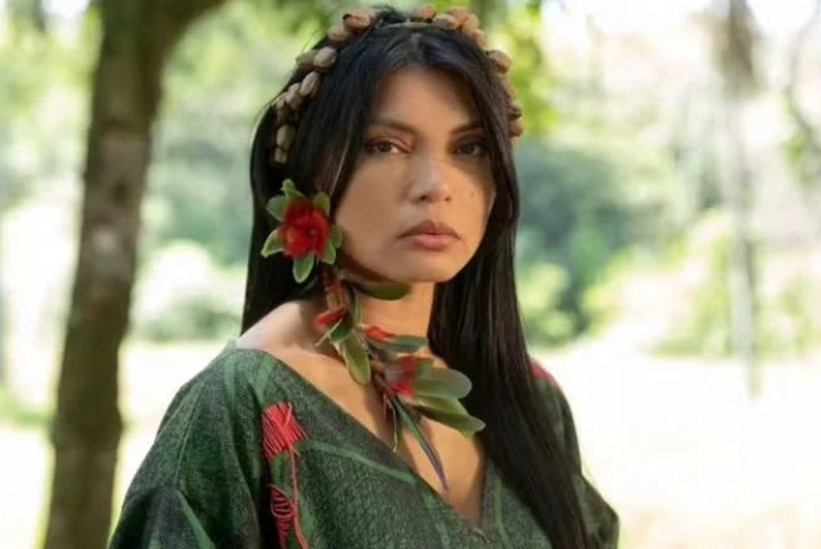 A atriz e cantora Zahy Tentehar, apresentadora do especial Falas da Terra durante as gravações: ancestralidade no sangue e na alma dispensa cocar e pintura (Foto: Manoella Mello / TV Globo)