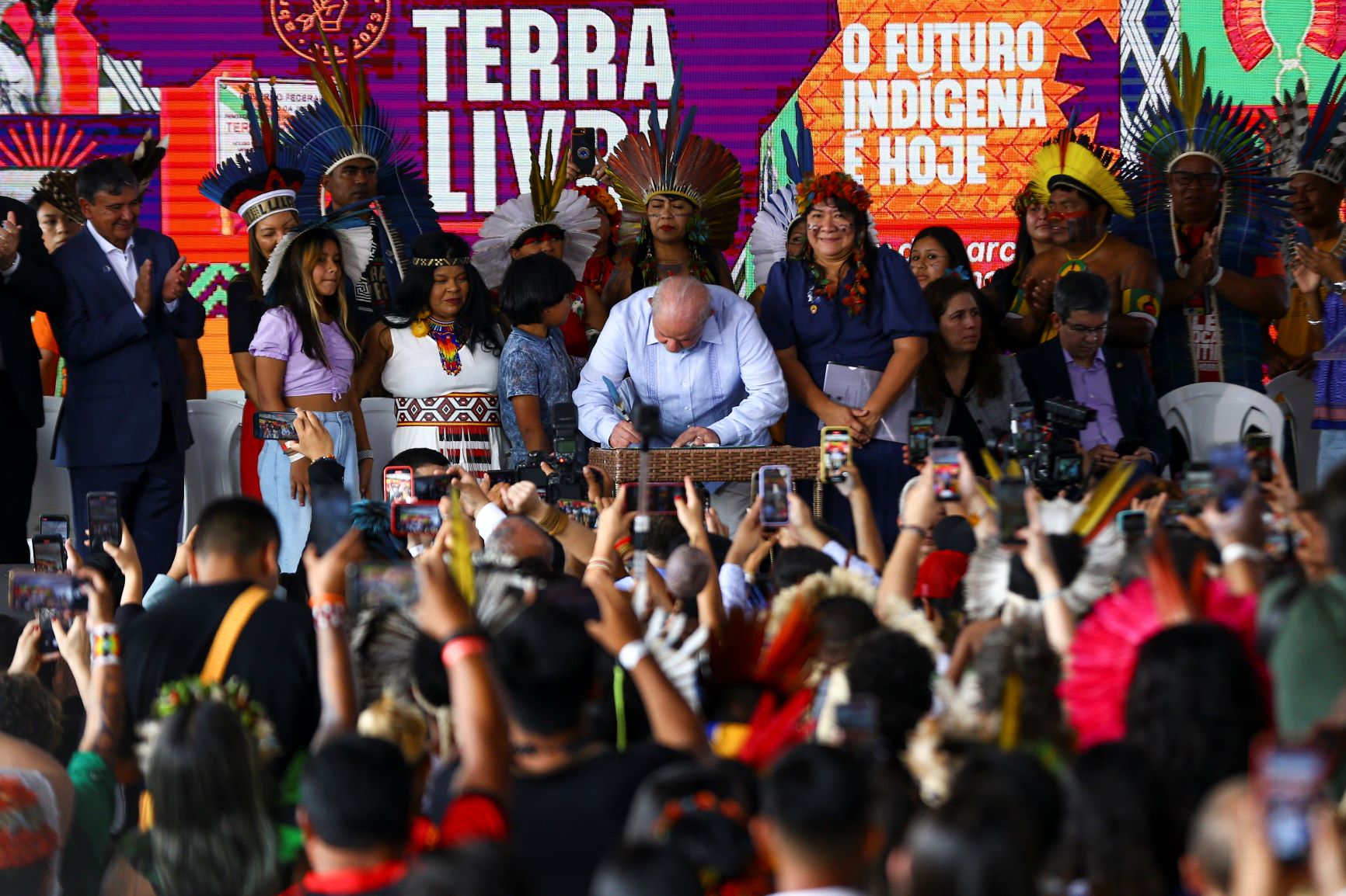 O presidente Lula assina demarcação de terras durante Acampamento Terra Livre em 2023: guaranis cobram homologação e reconhecimento de seus territórios em áreas de Mata Atlântica no Sudeste e no Sul (Foto: Marcelo Camargo / Agência Brasil - 28/04/2024)