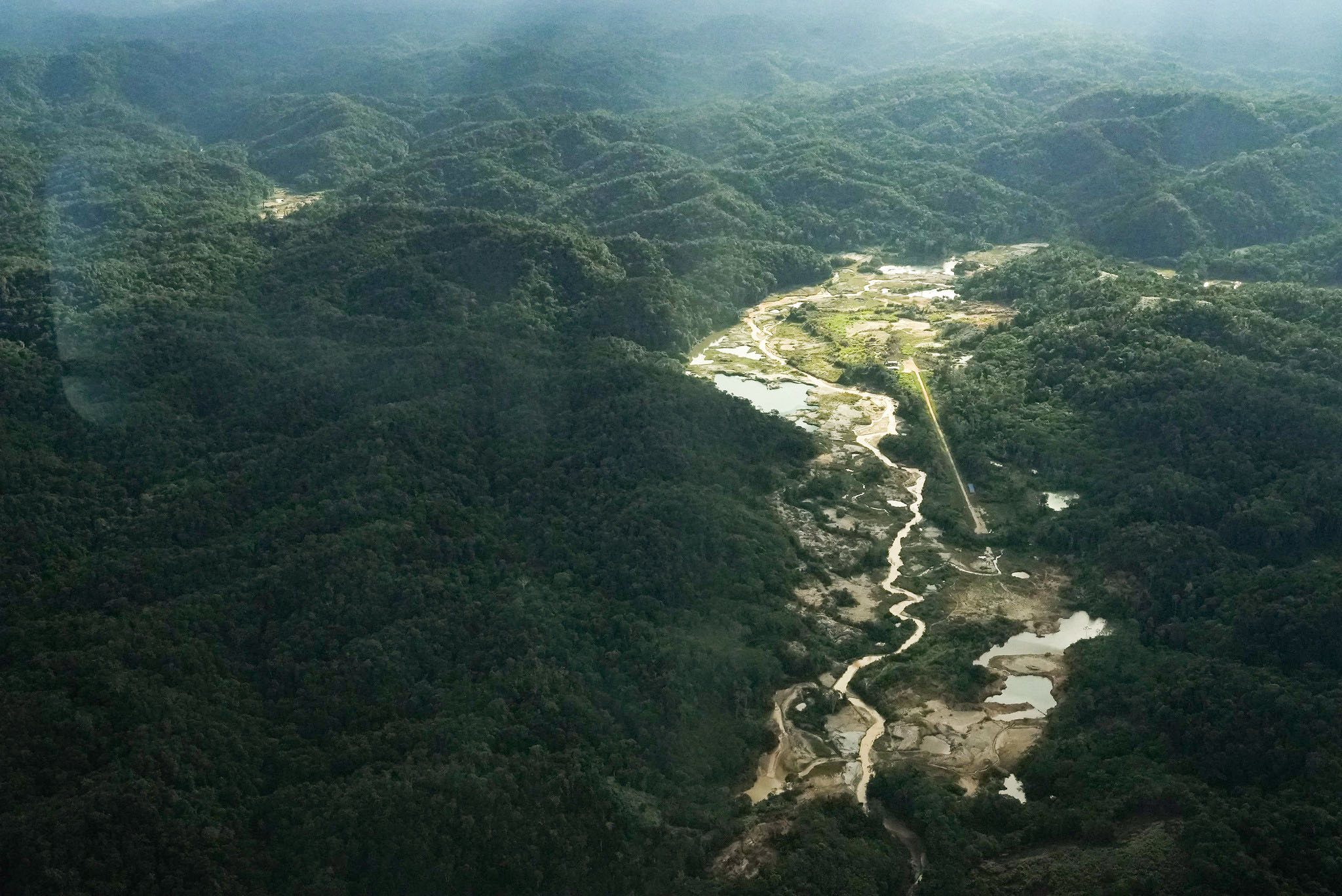 Área de garimpo abandonada após ações de desintrusão na TI Yanomami: garimpeiros tentam retornar ao território (Foto: Leo Otero/MPI)