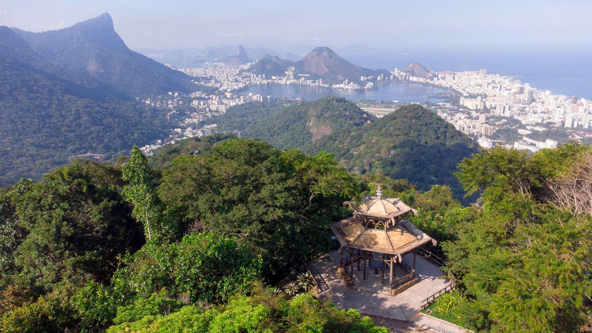 Mirante da Vista Chinesa e a estátua do Cristo Redentor cercados pela Floresta da Tijuca: desapropriação de propriedades para permitir o reflorestamento e a regeneração natural da vegetação (Foto: Rafael Catarcione / Riotur)