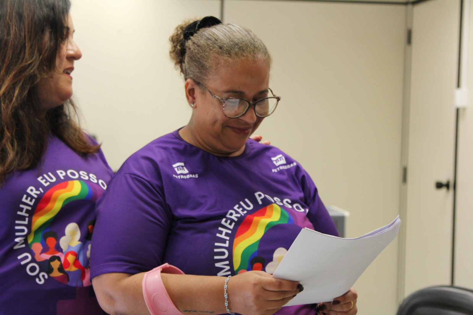 Silvia, mãe de Amanda, com os documentos da filha retificados: dignidade póstuma (Foto: Carolina Calháu / Defensoria Pública RJ)