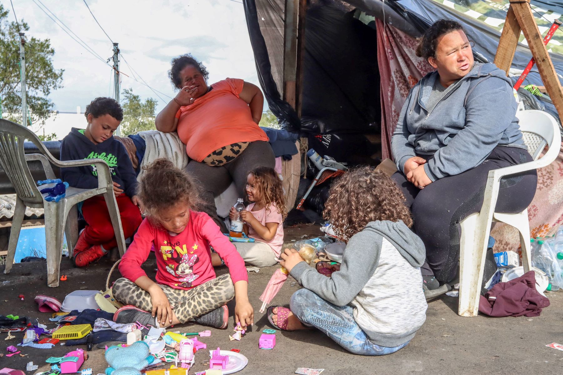 Catadores de recicláveis e seus filhos acampados na rua em Porto Alegre após casa ser invadida pelas águas: urgência para políticas que reduzam os impactos das mudanças climáticas para as populações mais vulneráveis (Foto: Rafa Neddermeyer / Agência Brasil - 22/05/2024)