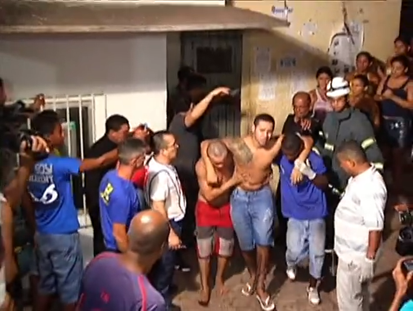 Vítima de conflito na penitenciária é retirado de Pedrinhas: estrutura precária, descontrole e guerra de facções (Reprodução: TV Mirante)