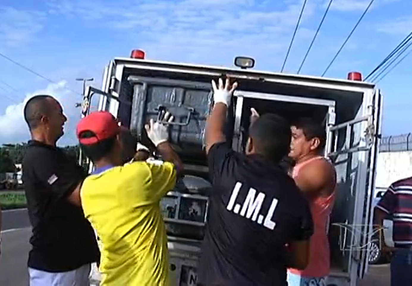 Corpos de irmãos são removidos após chacina em Pedrinhas em abril de 2013: rotina de massacres (Reprodução: TV Mirante)