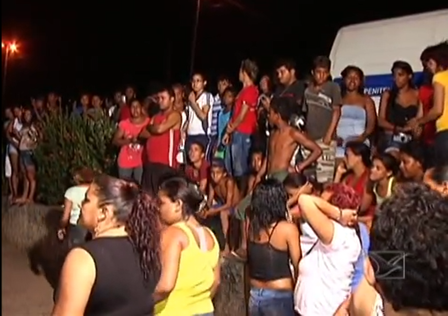 Na entrada de Pedrinhas, familiares acompanham rebelião à espera de notícias: prisão no complexo era equivalente a uma sentença de morte (Reprodução: TV Mirante)