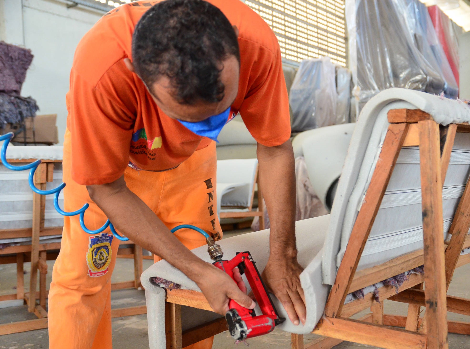 Marcenaria no Complexo Penitenciário São Luís: reformas incluíram construção de 30 galpões para trabalho, 52 laboratórios de informática, 108 salas de aula e 43 bibliotecas (Foto: Seap)