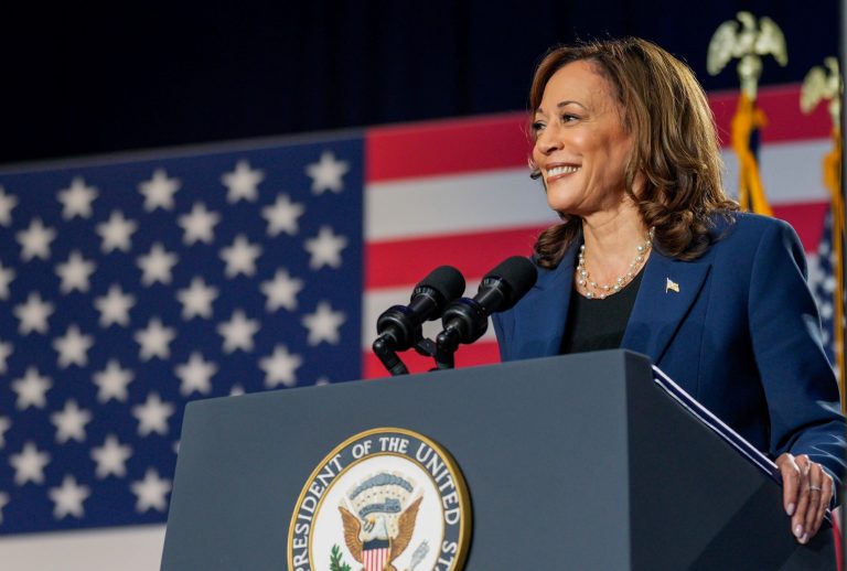 Kamala Harris discursa num evento de campanha na cidade de Milwaukee: os EUA estão preparadas para uma mulher negra na presidência? (Foto: Kasey Rollins / Harris for President - 24/07/2024)