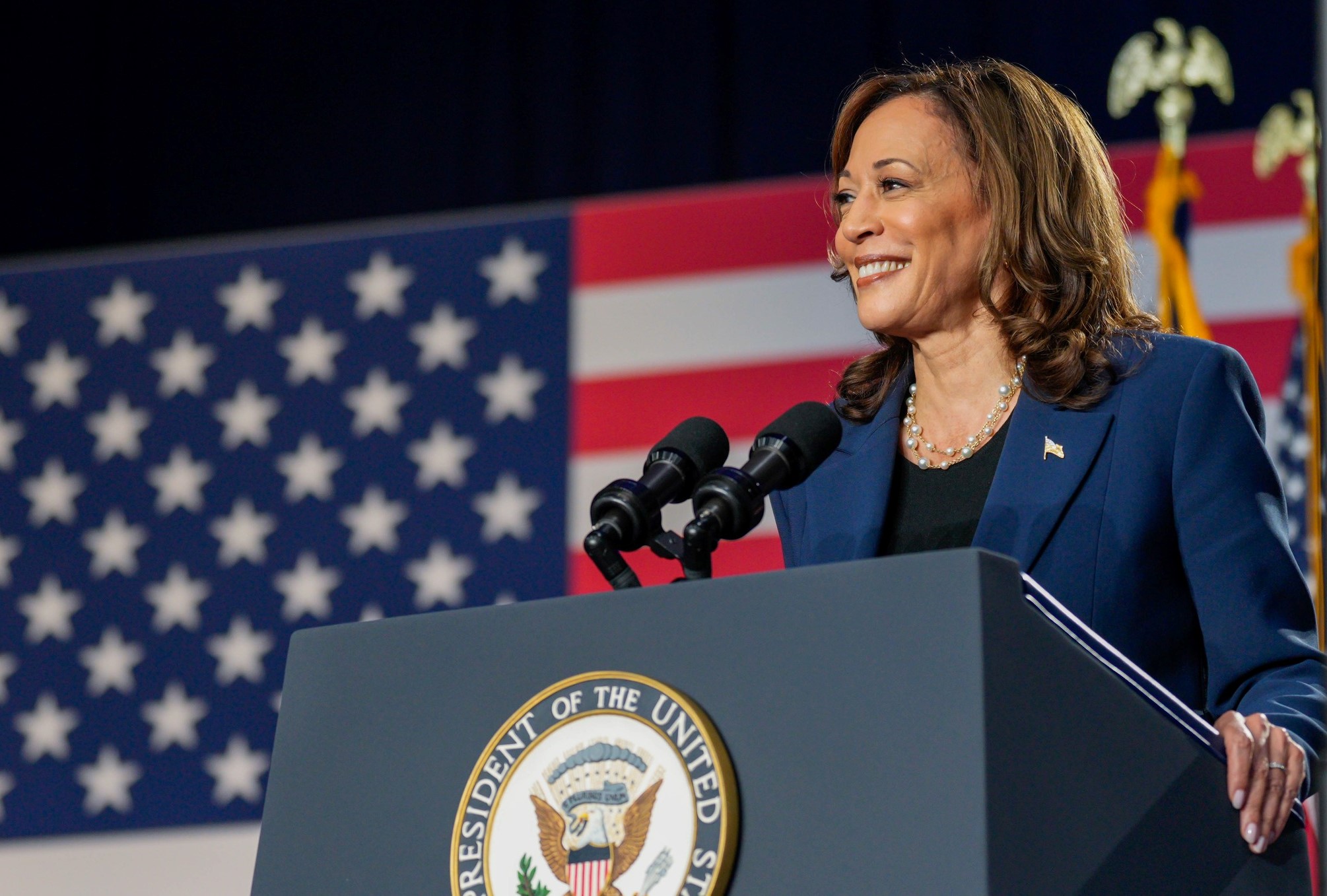 Kamala Harris discursa num evento de campanha na cidade de Milwaukee: os EUA estão preparadas para uma mulher negra na presidência? (Foto: Kasey Rollins / Harris for President - 24/07/2024)