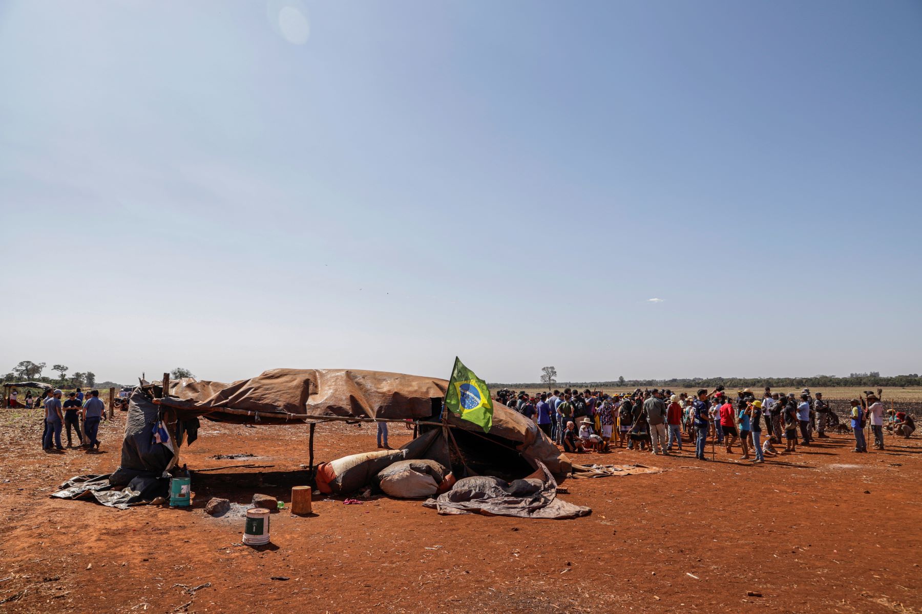 Acampamento indígena na chamada retomada para pressionar pela demarcação: desde 1972, há registros de tentativas da Funai de demarcar a Terra Indígena Panambi-Lagoa Rica para os Guarani e Kaiowá (Foto: Bruno Peres / Agência Brasil)