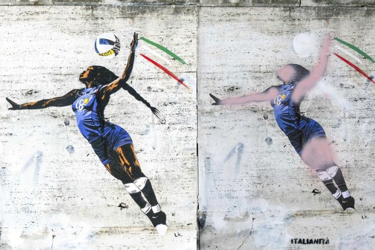 O mural em homenagem a campeã olímpica Paola Egonu antes e depois de ser vandalizado: ataque racista reacende debate sobre raça e cidadania na Itália (Reprodução)
