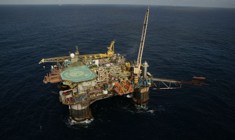 Plataforma de exploração de petróleo da Petrobras: mais de R$ 40 bilhões em subsídios à produção de combustíveis fósseis (Foto: Geraldo Falcão / Agência Petrobras)