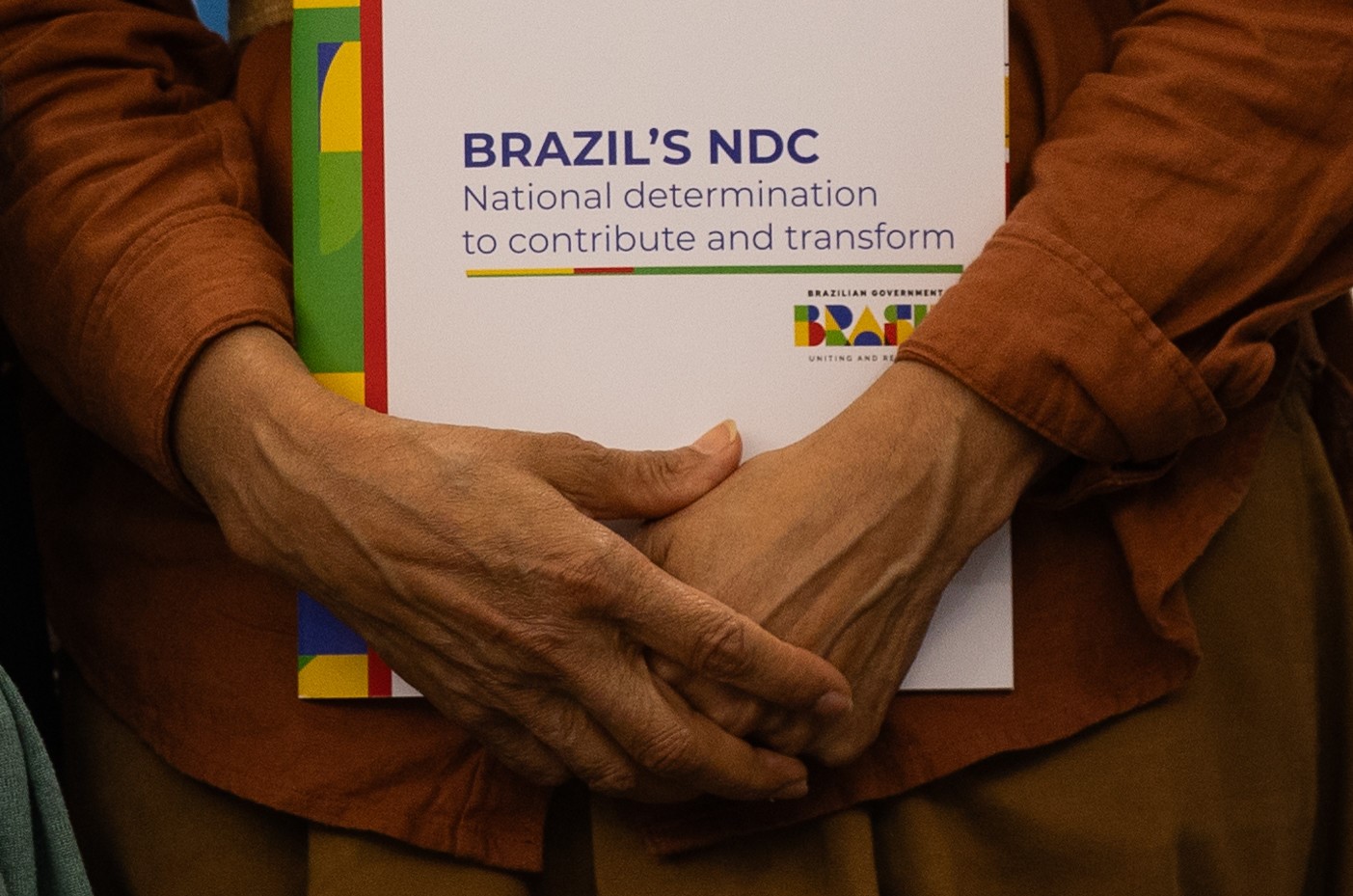 A nota meta climática do Brasil nas mãos da ministra Marina Silva durante encontro com Simon Stiell, da Convenção de Mudanças Climáticas da ONU na COP29: detalhamento não afasta críticas de ambientalistas por falta de ousadia (Foto: UN Climate Change)