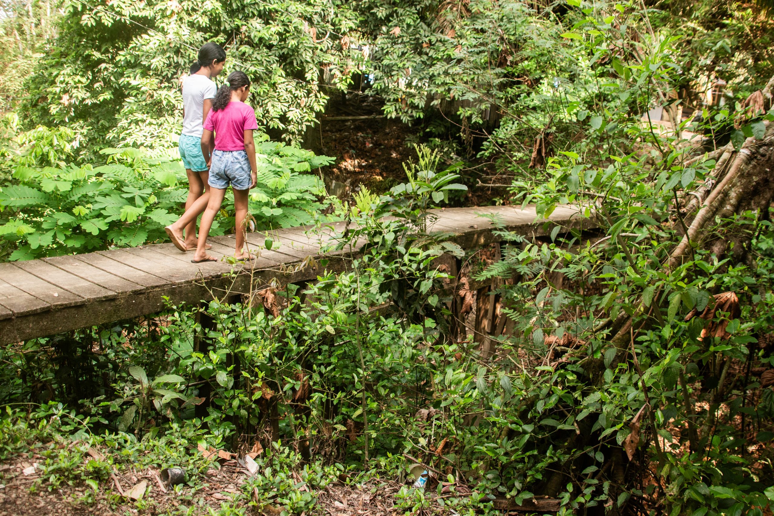 Foto Marcela Bonfim (Instagram: @amazonianegra e @bonfim_marcela) Em Porto Velho, Rondônia, as irmãs Ester, 11 anos, e Anne, 9, filhas mais novas de Rosa Gonçalves, que sofre com o ar tóxico da cidade. Foto Marcela Bonfim (Instagram: @amazonianegra e @bonfim_marcela)
