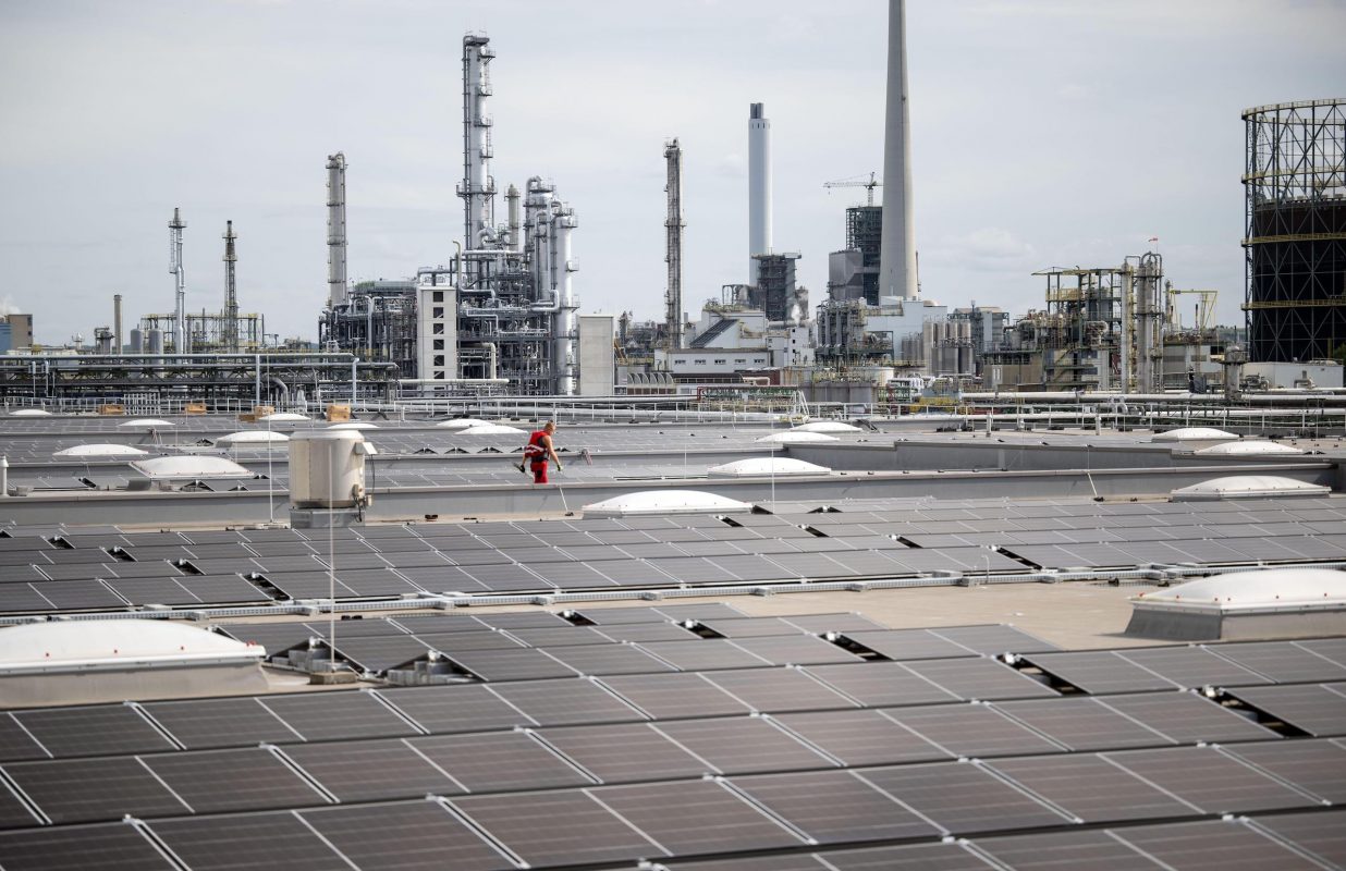 Foto Bernd Thissen / Alamy Um trabalhador caminha por paineis solares antes da inauguração da usina de 12 megawatts em um centro de logística alemão. A usina é a maior instalação em telhado da Alemanha. Foto Bernd Thissen / Alamy