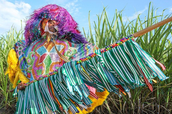 Caboclo de lança, personagem de linha de frente do Maracatu Rural, representa um guerreiro indígena - Foto: Hansfotos, CC BY-SA 4.0 via Wikimedia Commons