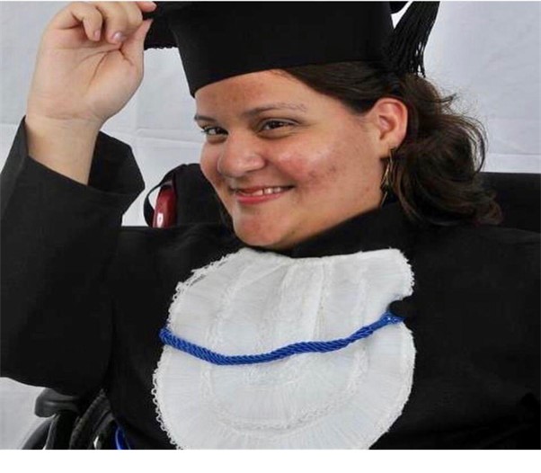 Gabriela na Colação de Grau, em dezembro de 2012. Imagem Reprodução Instagram