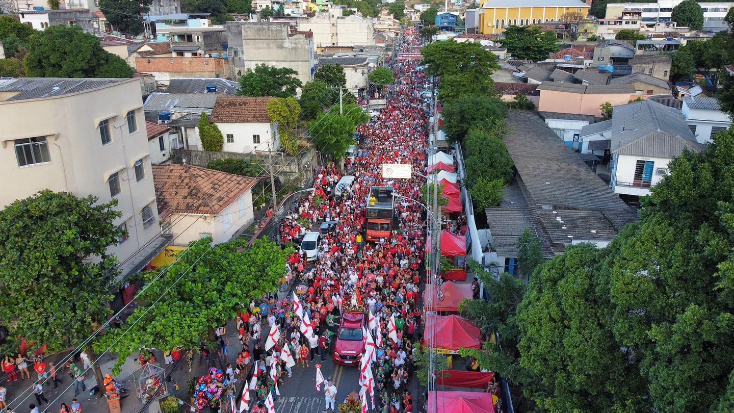 Multidão segue a procissão de 23 de abril em Quintino: dia de oração para São Jorge e Ogum numa celebração do sincretismo religioso (Foto: Facebook da Igreja Matriz de São Jorge)