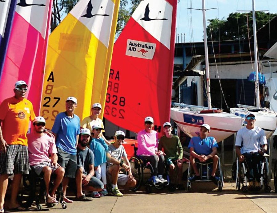 Instrutores e alunos do projeto de vela para pessoas com deficiência: trabalho voluntário (Foto: Divulgação)