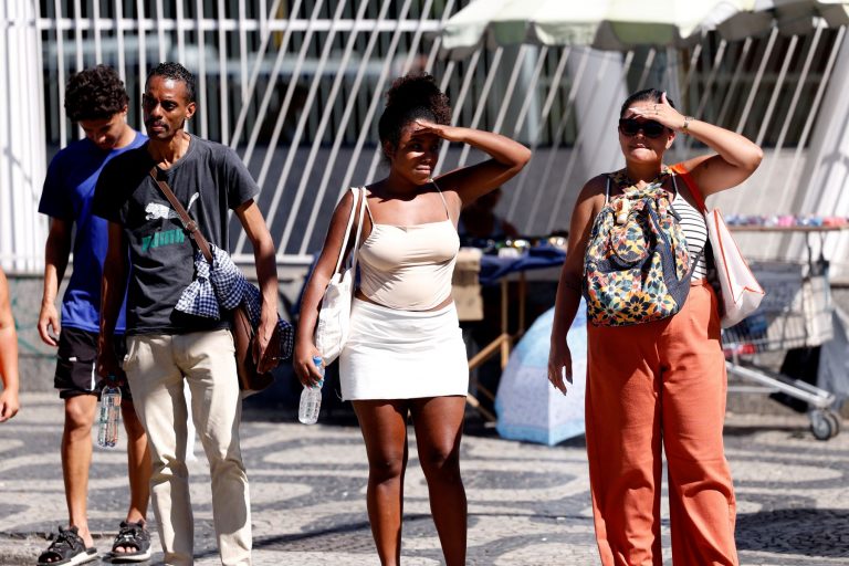 Cariocas se protegem do calor no Centro do Rio: temperatura chegou aos 44 graus na segunda-feira, 17/02 (Foto: Tânia Rego / Agência Brasil)