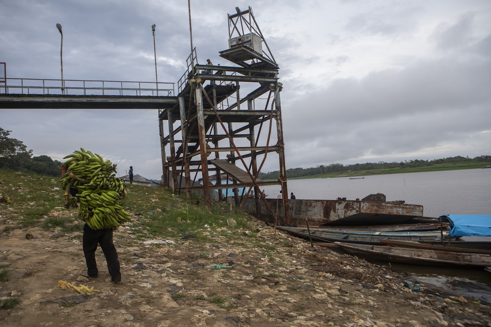 Petróleo gera royalties, mas não desenvolvimento na Amazônia peruana