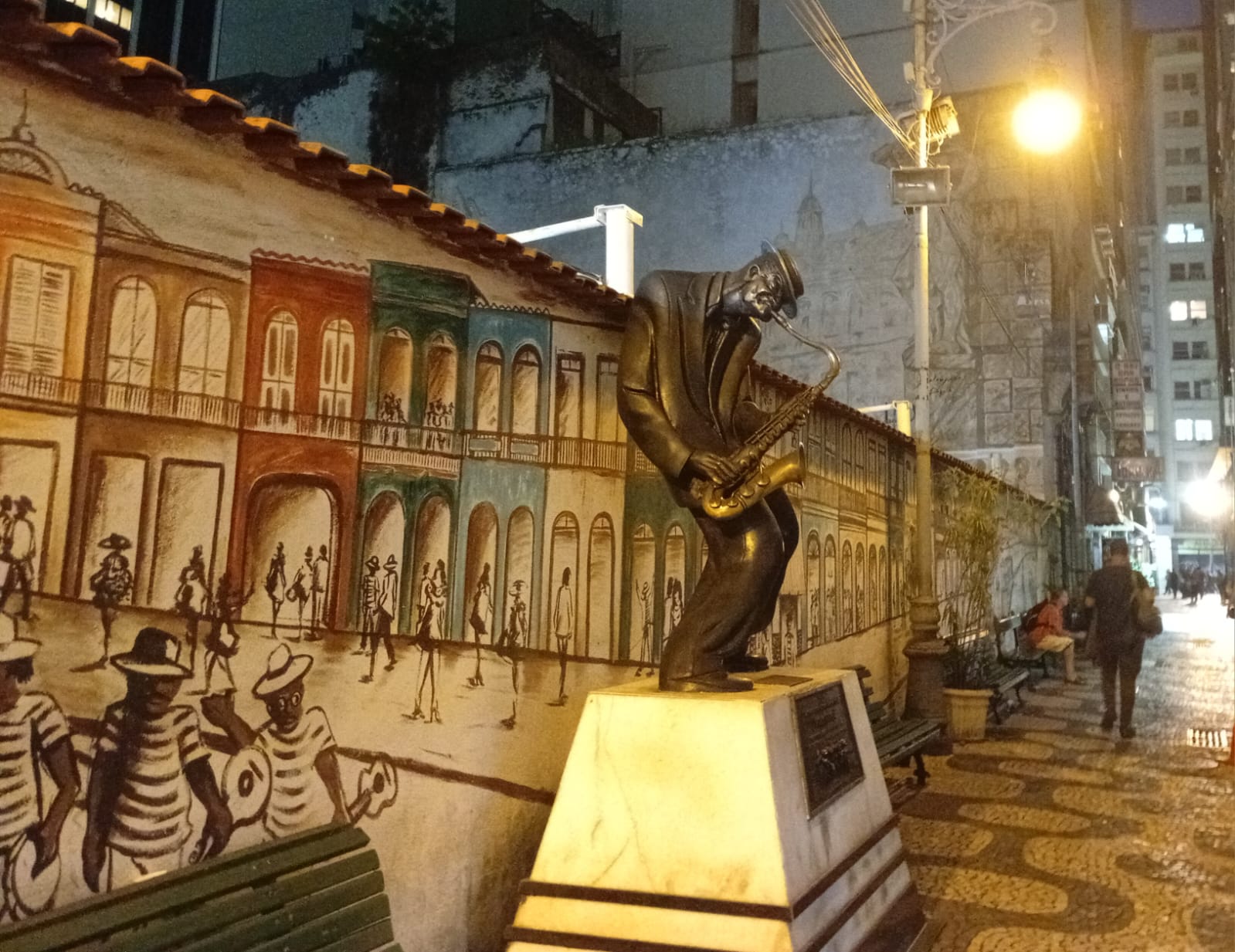 Estátua de Pixinguinha na Travessa do Ouvidor, onde ficava seu bar de estimação: aniversário, Dia de São Jorge, virou também Dia Nacional do Choro (Foto: Oscar Valporto)