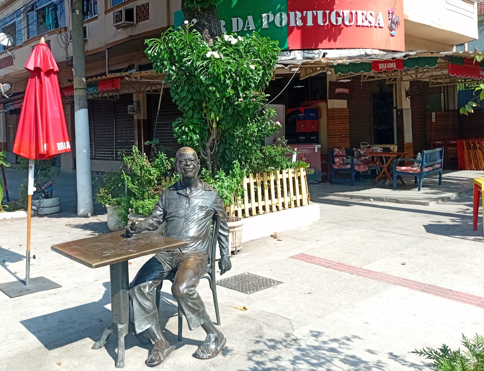 Estátua de Pixinguinha em Ramos, em frente a um bar a poucos metros da rua onde morava (hoje Rua Pixinguinha): maestro nascido, criado e morador da Zona Norte carioca por toda a vida (Foto: Oscar Valporto)
