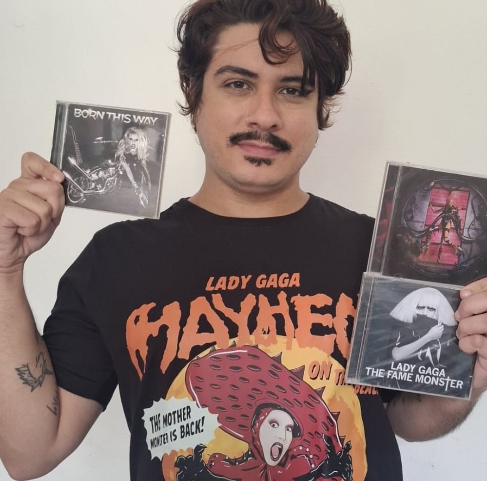 Leonardo com a camiseta do show de Ladey Gaga em Copacabana e CDs da cantora: “Se não fosse ela, não sei se estaria vivo” (Foto: Arquivo Pessoal)