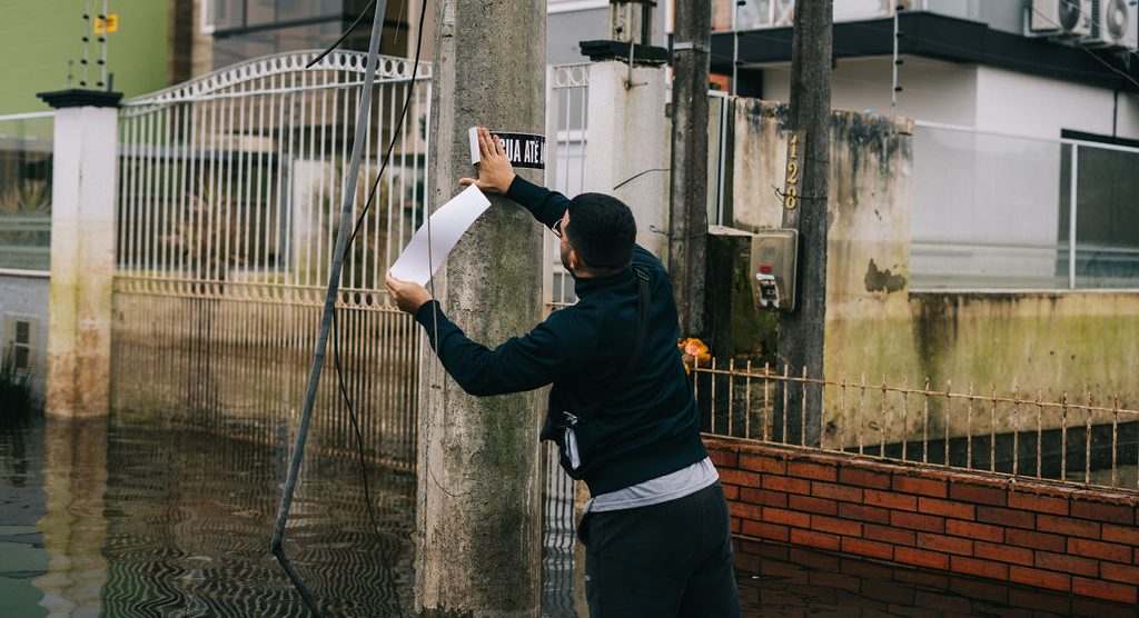 Água até aqui: arte visual sinaliza marcas das enchentes no sul