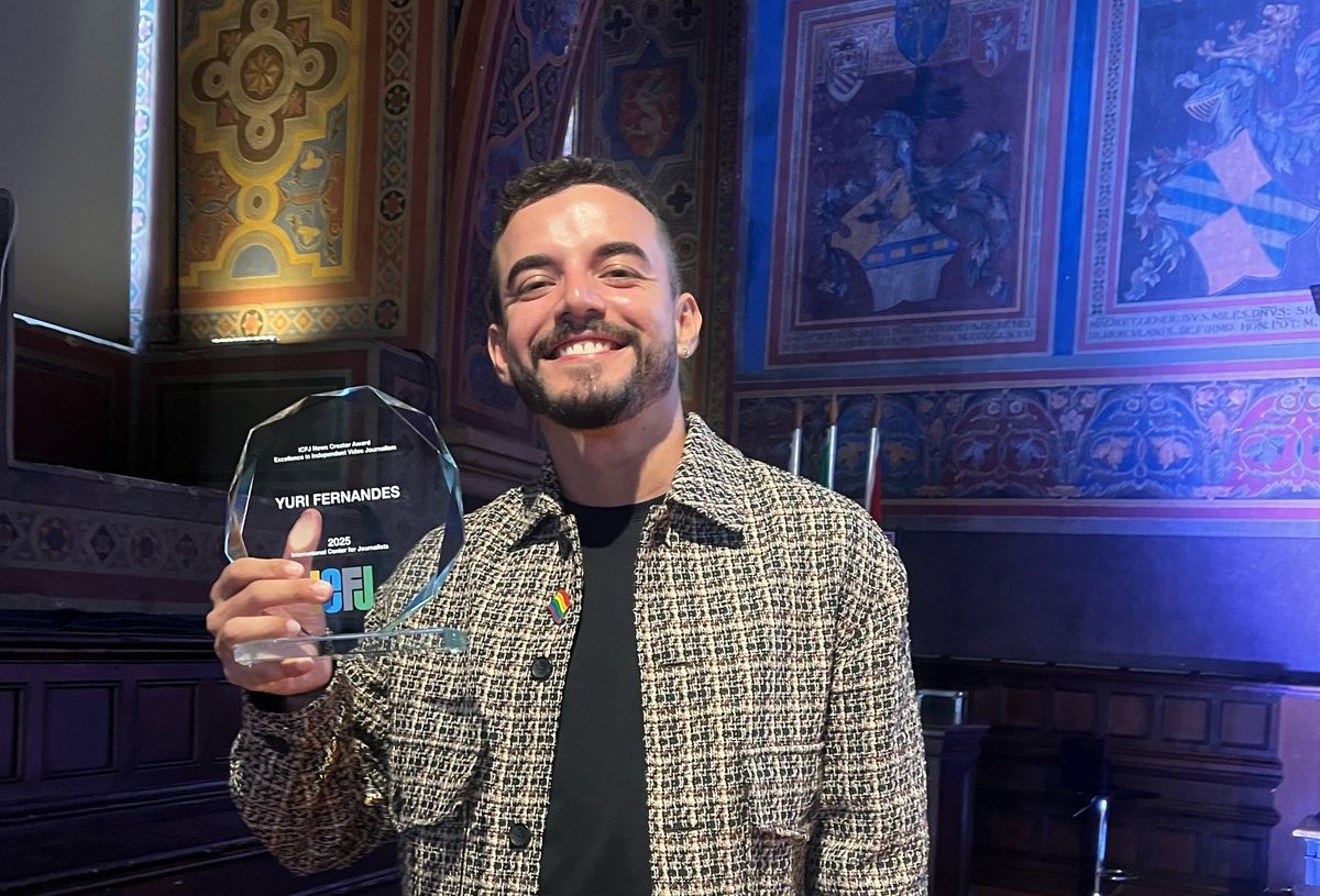 Yuri Fernandes com seu prêmio de excelência concedido pelo International Center for Journalists: série LGBT+60 coleciona premiações nacionais e internacionais (Foto: Divulgação)